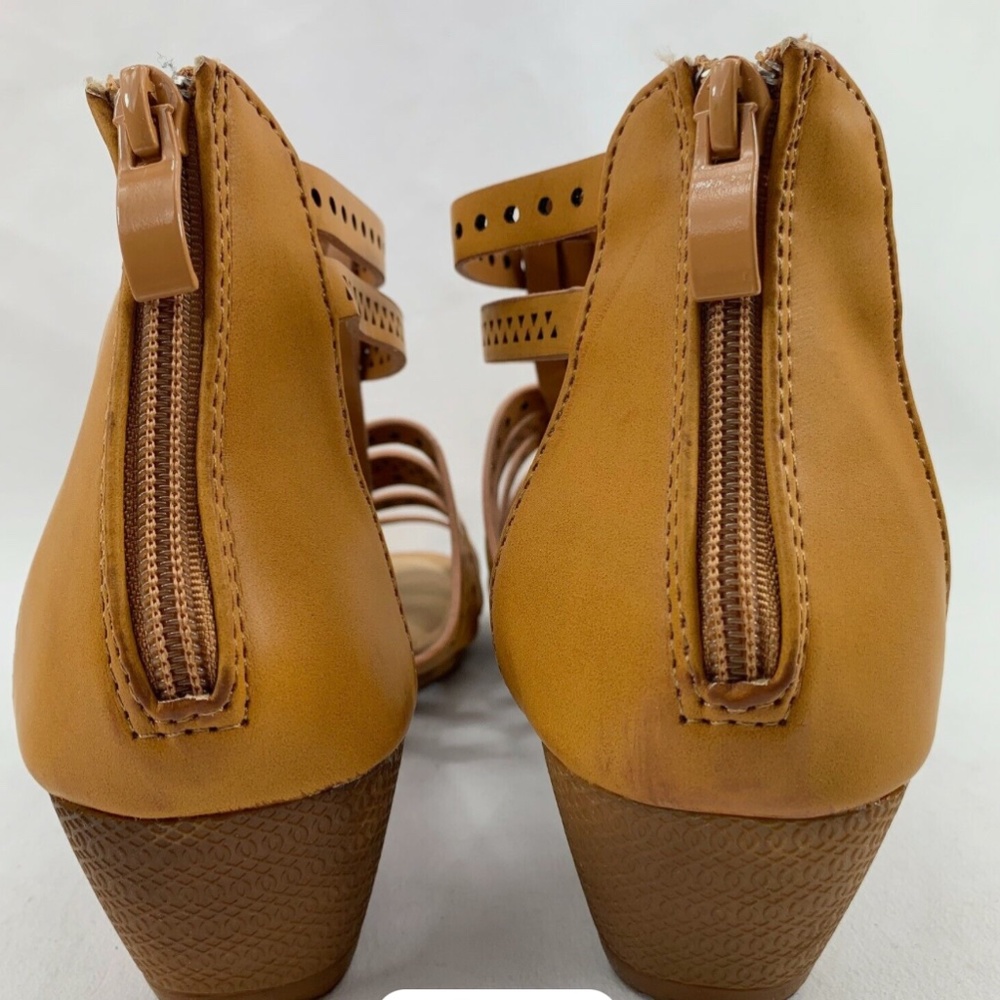 Womens Forever Laser Cut Gladiator Style Wedge in Tan size 8 NIB - Picture 2 of 3